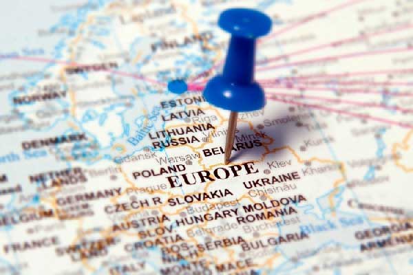 特朗普推动为期一年的10%信用卡利率上限 银行强烈反对